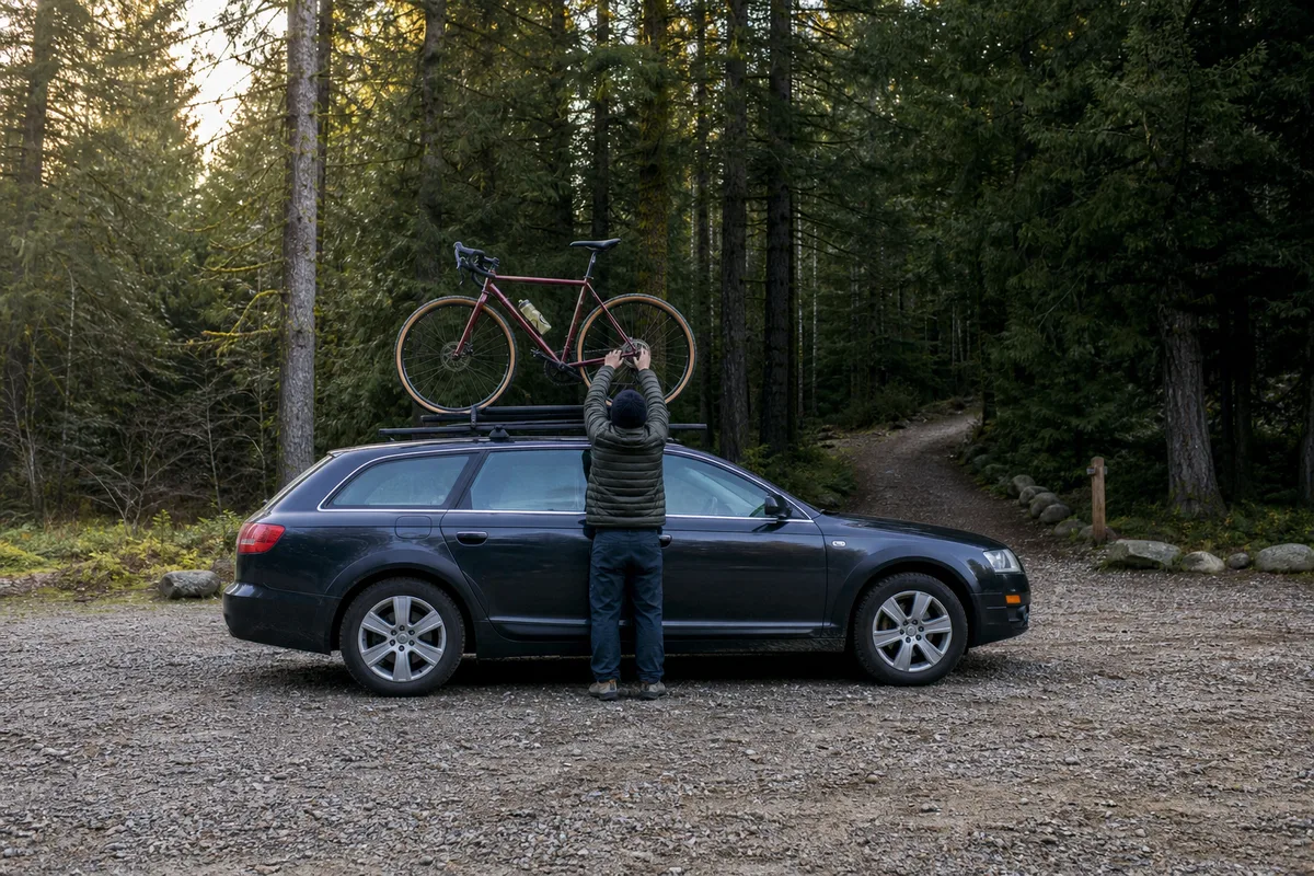 Barres de toit portant un vélo au départ d’un sentier forestier des Vosges